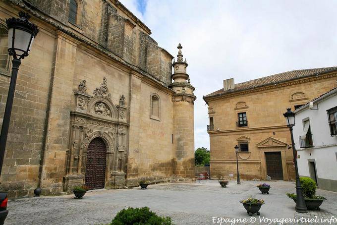 Úbeda, puerta lateral de la Capilla del Hospital de Los Viejos Hondaros - España