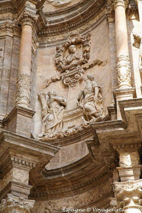 La catedral de Valencia, detalle de la Puerta de Los Hierros - España
