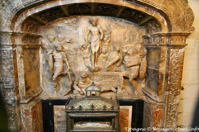 La catedral de Valencia y el relicario de mármol pulido - España