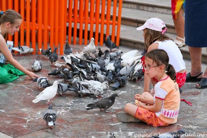 Valencia, niños y palomas - España