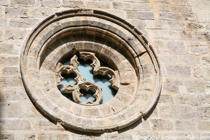 Valencia, ventana de la iglesia de Santa Catalina Mártir - España