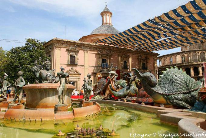 Fuente de Valencia frente a la Real Basílica de la Virgen - España