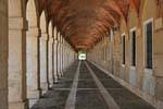 Arcadas de ladrillo y gravilla Oficios Casa de Aranjuez, España.