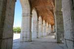 Aranjuez, bajo las arcadas de la Iglesia San Antonio, España.