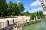 El paso entre el Jardin del Parterre jardín e Isla, Aranjuez, España.