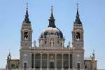 Madrid, torres de Santa María la Real de la Almudena, España.