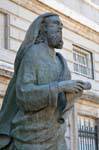 Madrid estatua catedral (Santa María la Real de la Almudena), España.