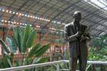 Madrid Atocha Estacion, Estatua y escalera mecánica, España.