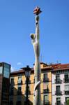 Madrid Atocha Museo Reina Sofía, la escultura en la plaza, España.