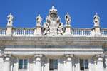 Esculturas y armas de España, fachada del Palacio Real, Madrid, España.