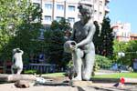 Mujer desnuda con la escultura pot, Plaza de España, Madrid, España.