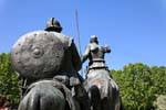 Don Quijote y Sancho Panza visto desde atrás, Plaza de España, Monumento a Cervantes, Madrid, España.