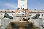 Madrid, Plaza de Oriente, palomas vuelan, España.