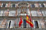 Madrid, Plaza Mayor, banderas y escudo, España.
