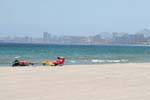Mare Menor, La Manga, sentado delante de los bloques, España.