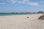 Mare Menor, playa desierta en La Manga, España.
