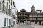 Campanario Tembleque visto desde la Plaza Mayor, España.