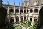 Vista interior jardín del claustro de la primera planta, el Monasterio de San Juan de los Reyes, Toledo, España.