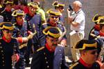 Procesión de músicos procesión en Toledo, España.