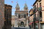Vista desde el interior de las murallas, Puerta Nueva de Bisagra, Toledo, España.