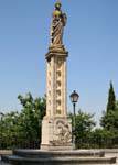 Columna en blanco, Plaza San Juan de los Reyes, Toledo Judería, España.