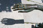 Mano y su sombra, escultura Museo de Victorio Macho, Toledo, España.
