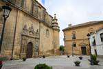 Úbeda, puerta lateral de la Capilla del Hospital de Los Viejos Hondaros, España.