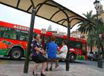 Valencia, a la espera en la parada de autobús, España.