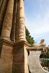 La catedral de Valencia, detalle de las columnas de la puerta del Palau, España.