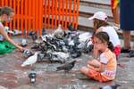 Valencia, niños y palomas, España.