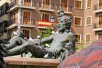 Valencia, la escultura en la plaza de la Virgen, España.