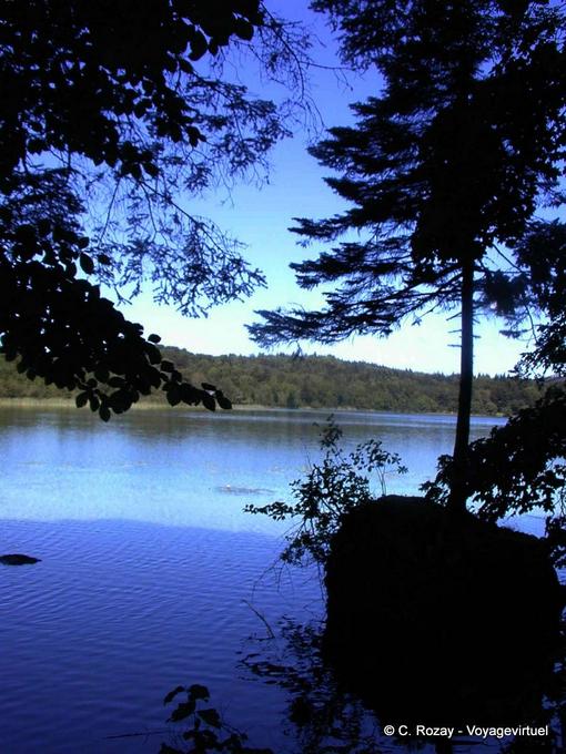 Sombra y Little Blue Lake Maclu (Jura) - Franco Condado, Francia