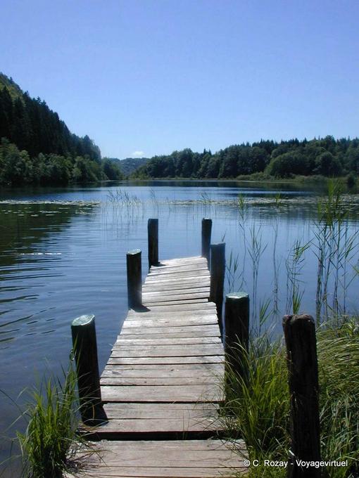 Base en el lago Petit Maclu, Jura - Franco Condado, Francia