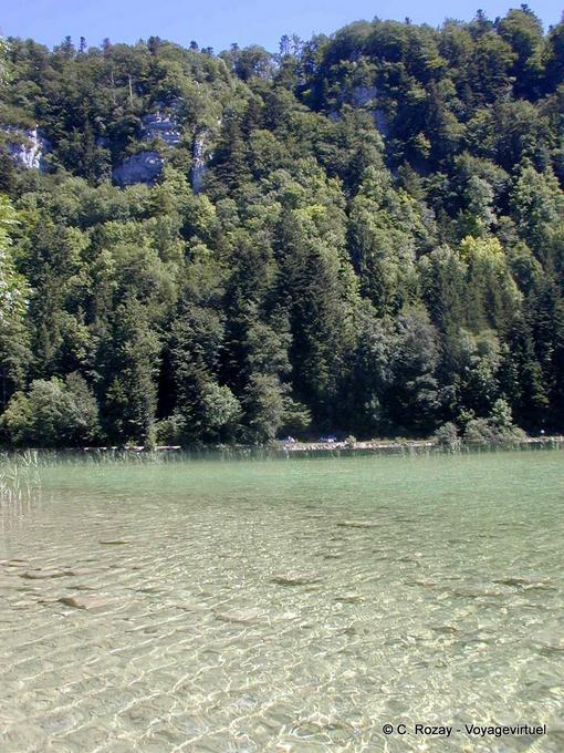 Lagunas verdes de Grand Lake Maclu a Le Frasnois, Jura - Franco Condado, Francia