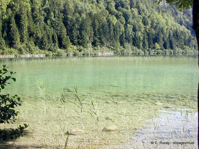 Transparencia tranquilas aguas de la Gran Maclu, Jura - Franco Condado, Francia