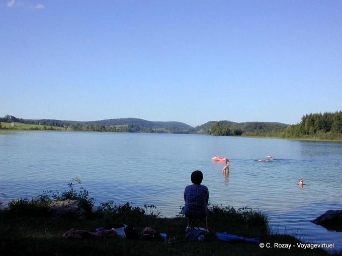 Natación en el lago Ilay, Jura - Franco Condado, Francia