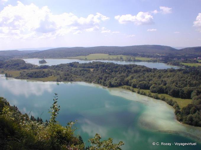 Vista panorámica del lago y el Gran Maclu Ilay, Jura - Franco Condado, Francia