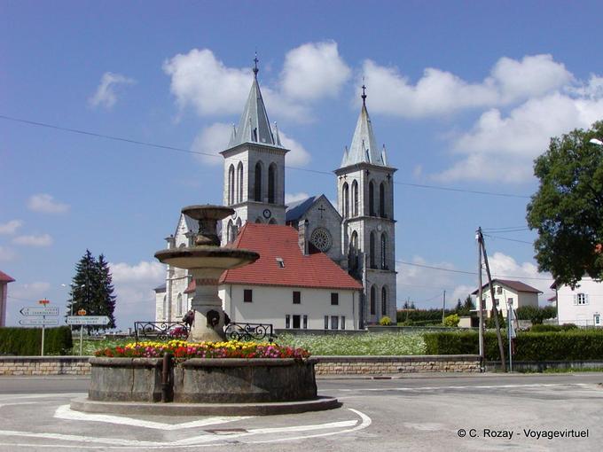 Fuente en la plaza de la Iglesia de Boujailles, Franco Condado, Francia