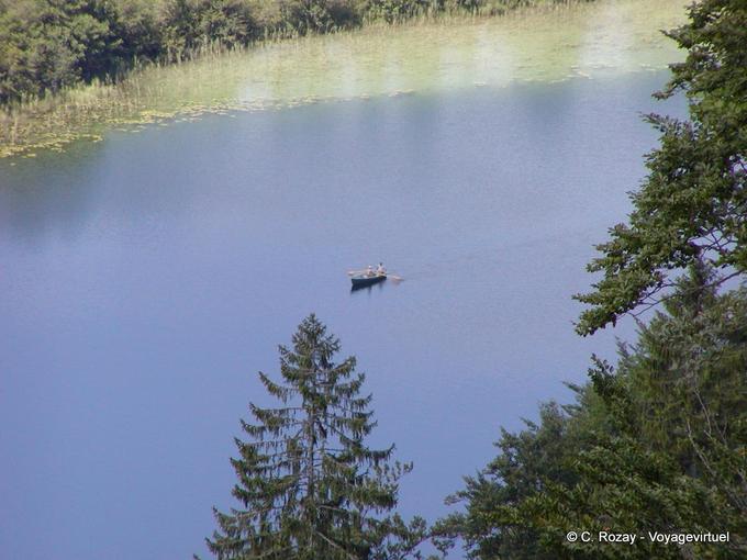 Barco en el lago de Gran Maclu, Jura, Franco Condado, Francia