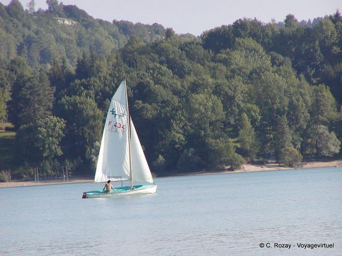 Velero en el lago de Chalain, Jura, Francia
