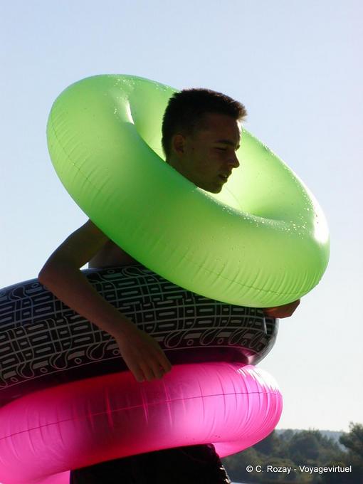 Colored prevención boyas, Playa Lago Chalain, Jura, Francia