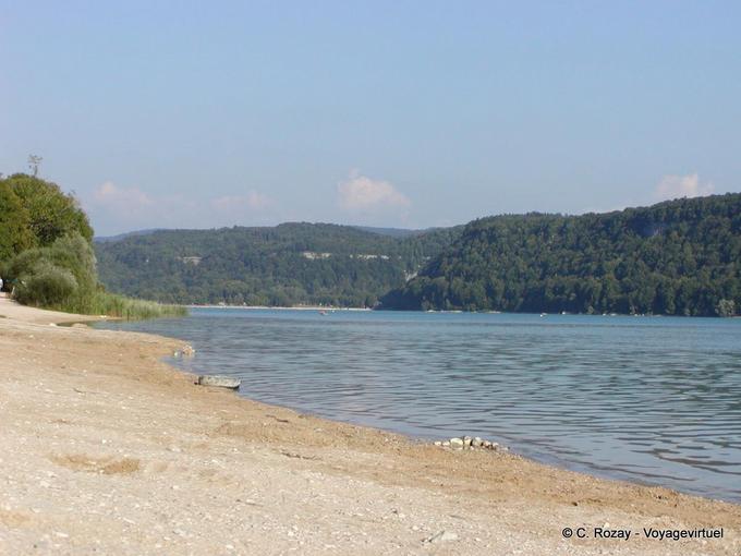 Una de las playas del lago de Chalain, Jura, Francia