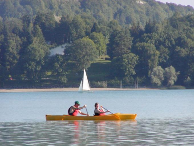 Una de remo en el lago de Chalain, Jura, Francia
