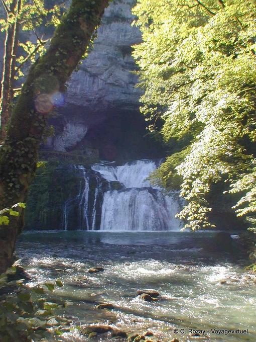 Otra vista de la Fuente de Lison, Doubs., Francia