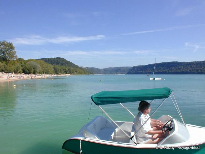 Franche-Comté, barco eléctrico en el Lago Chalain, Francia