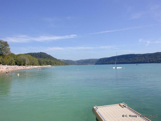 Lago Chalain visto desde el pontón Pergola, Franco Condado, Francia