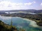 Vista panorámica del lago y el Gran Maclu Ilay, Jura - Franco Condado, Francia.