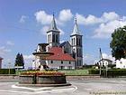 Fuente en la plaza de la Iglesia de Boujailles, Franco Condado, Francia.