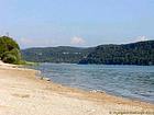 Una de las playas del lago de Chalain, Jura, Francia.