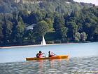 Una de remo en el lago de Chalain, Jura, Francia.